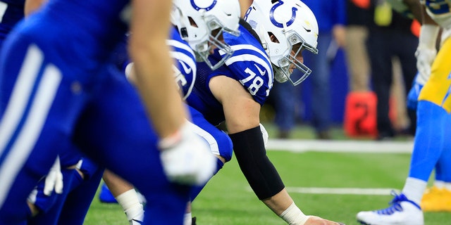 Ryan Kelly #78 de los Indianapolis Colts se prepara para romper el balón durante el juego contra Los Angeles Chargers en el Lucas Oil Stadium el 26 de diciembre de 2022 en Indianápolis, Indiana.