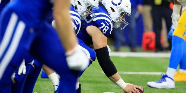 Ryan Kelly #78 de los Indianapolis Colts se prepara para romper el balón durante el juego contra Los Angeles Chargers en el Lucas Oil Stadium el 26 de diciembre de 2022 en Indianápolis, Indiana.