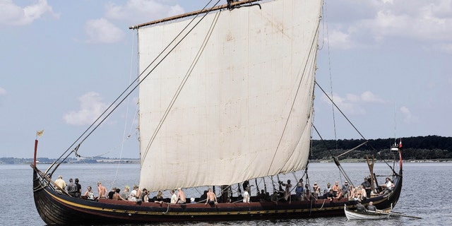 2006년 8월 4일 노르웨이의 오슬로와 Tønsberg로 항해한 후 Roskilde 피요르드에서 항해하는 30미터(100피트) 바이킹 선박의 복제품인 Havesten(시스타리온). 