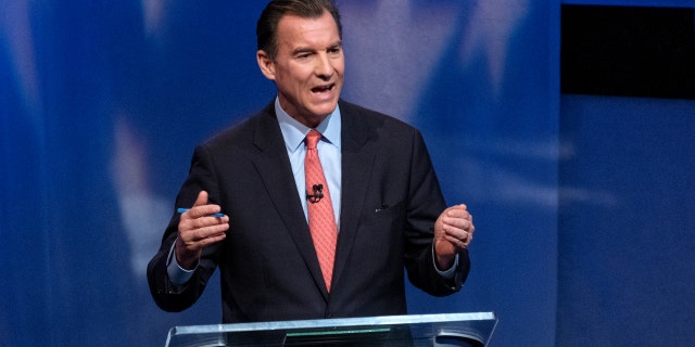El representante Tom Suozzi debate en la carrera por gobernador en los estudios de WNBC4-TV el 16 de junio de 2022 en la ciudad de Nueva York.