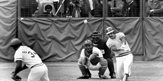 Sal Bando van Oakland Athletics gooit een tweehonkslag naar het middenveld om teamgenoot Allan Lewis te scoren, het winnende punt in de laatste wedstrijd van de World Series tegen de Reds in Cincinnati, Ohio, op 22 oktober 1972.
