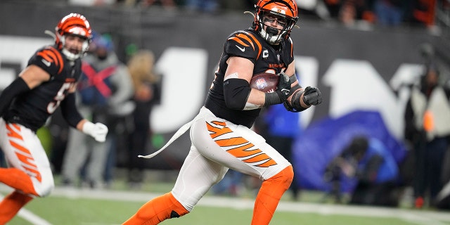 Ujung pertahanan Cincinnati Bengals Sam Hubbard melakukan kesalahan oleh gelandang Baltimore Ravens Tyler Huntley di belakang 98 yard untuk mencetak gol di paruh kedua pertandingan sepak bola playoff kartu liar NFL di Cincinnati, Minggu, 15 Januari 2023.