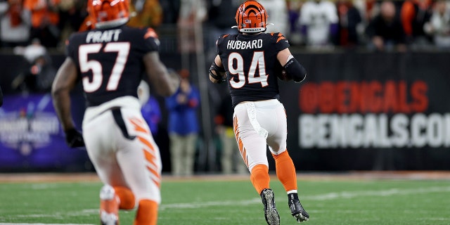 Sam Hubbard de los Bengals recorre 98 yardas para un touchdown después de recibir un balón suelto de Tyler Huntley de los Baltimore Ravens en el Paycor Stadium el 15 de enero de 2023 en Cincinnati.