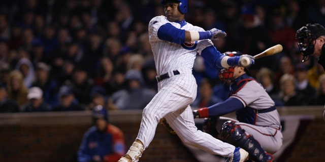 Sammy Sosa de los Cachorros de Chicago durante su victoria por 3-1 sobre los Bravos de Atlanta en el Juego 3 de la SDLN en el Wrigley Field.