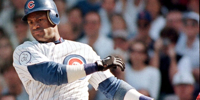 Sammy Sosa de los Cachorros de Chicago golpea en la quinta entrada contra los Rojos de Cincinnati en el Wrigley Field.