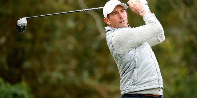 Scott Stallings juega su tiro desde el segundo tee en Sea Island Resort el 20 de noviembre de 2022 en St. Simons Island, Georgia.