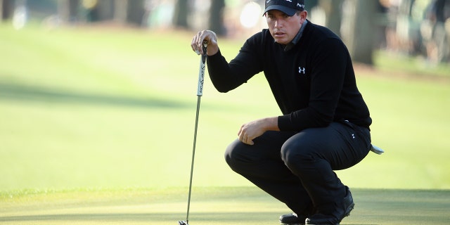 Scott Stallings se alinea en un putt durante el Masters Tournament en Augusta National Golf Club el 10 de abril de 2014 en Augusta, Georgia.