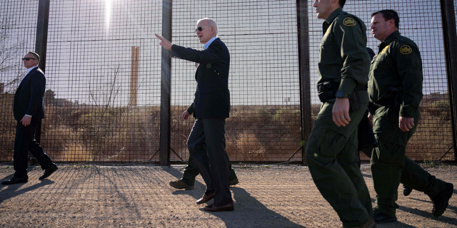 O presidente Joe Biden caminha ao longo do muro da fronteira em El Paso, Texas, em 8 de janeiro de 2023. 
