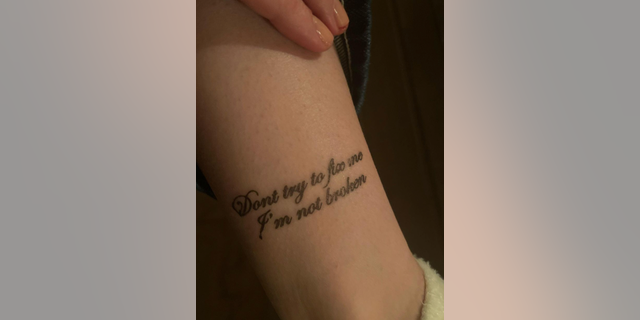 Brie Larson trug ein Ärmeltattoo auf einem Arm und teilte geschriebene Tinte mit der Aufschrift: "Versuch nicht, mich zu reparieren, ich bin nicht kaputt."