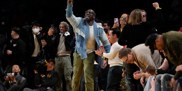El exjugador de la NFL Shannon Sharpe, centro, se eleva durante la segunda mitad de un partido de baloncesto de la NBA entre los Memphis Grizzlies y Los Angeles Lakers en Los Ángeles, el viernes 20 de enero de 2023.