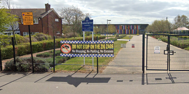 Pejabat di Southchurch High School di Southend-on-Sea, sebuah kota pesisir di Inggris, melarang kontak fisik.