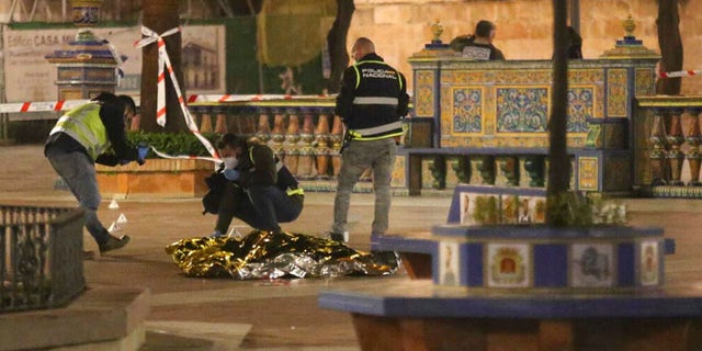 Polisi bekerja di samping jenazah pria yang tewas di Algeciras, Spanyol selatan, Rabu, 25 Januari 2023. 