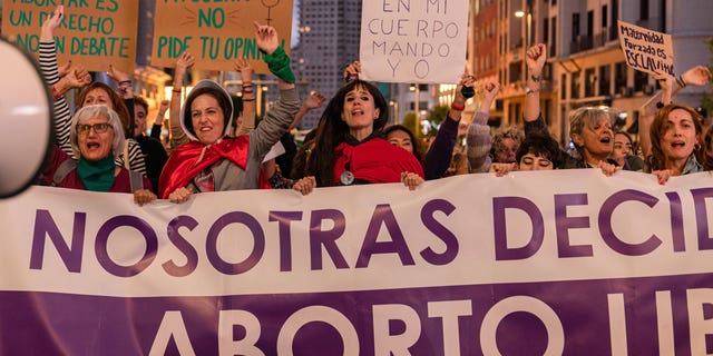 Vrouwen scanderen leuzen terwijl ze spandoeken en spandoeken vasthouden tijdens de demonstratie.  Op 28 september verzamelden demonstranten zich voor de Wereldactiedag voor het recht op vrije, veilige en gratis abortusdemonstratie in het stadscentrum van Madrid.