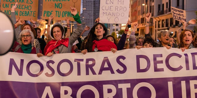 Vrouwen scanderen leuzen terwijl ze spandoeken en spandoeken vasthouden tijdens de demonstratie. Op 28 september verzamelden demonstranten zich voor de Wereldactiedag voor het recht op vrije, veilige en gratis abortusdemonstratie in het stadscentrum van Madrid.