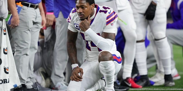 El No. 14 de los Buffalo Bills, Stefon Diggs, reacciona después de que su compañera de equipo Damar Hamlin, No. 3, se lesionara contra los Cincinnati Bengals en el primer cuarto en el Paycor Stadium el 2 de enero de 2023 en Cincinnati.