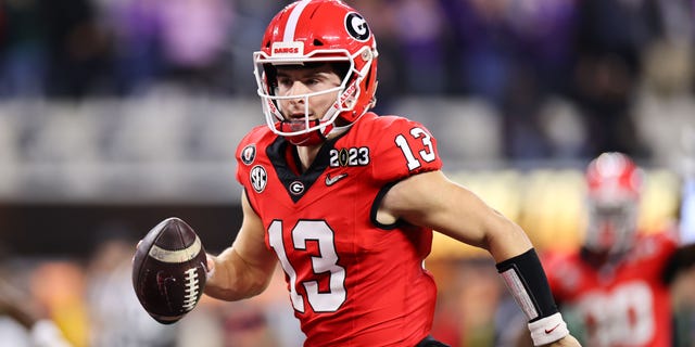 Stetson Bennett #13 de los Georgia Bulldogs corre para un touchdown contra los TCU Horned Frogs en la primera mitad del Campeonato Nacional de Playoffs de Fútbol Americano Universitario celebrado en el SoFi Stadium el 9 de enero de 2023 en Inglewood, California. 