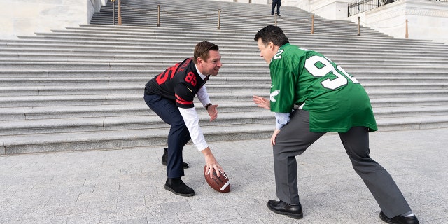 El representante de los fanáticos de los Niners, Eric Swalwell, D-Calif., a la izquierda, y el representante de los fanáticos de los Eagles, Brendan Boyle, D-Pa., graban un video fuera del Capitolio de los EE. 29.