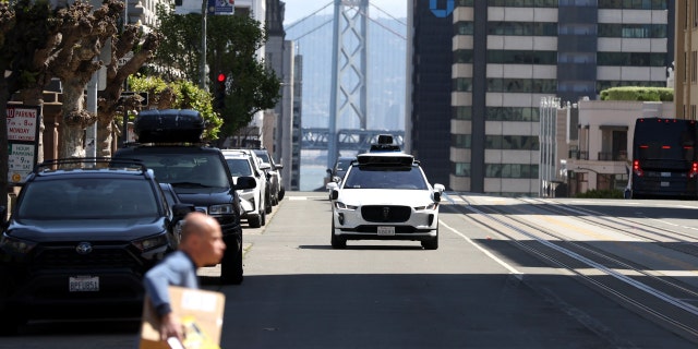 Kendaraan otonom Waymo melaju di sepanjang California Street pada 11 April 2022, di San Francisco, California.