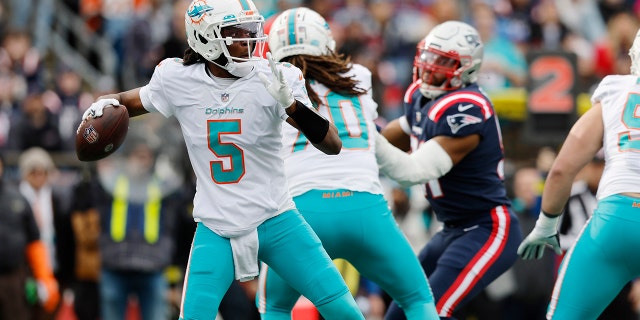 Miami Dolphins quarterback Teddy Bridgewater sets to pass against the New England Patriots, Sunday, Jan. 1, 2023, in Foxborough, Massachusetts.