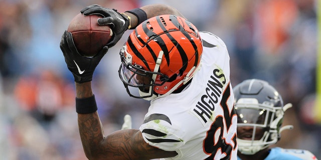 Tee Higgins #85 de los Cincinnati Bengals contra los Tennessee Titans en el Nissan Stadium el 27 de noviembre de 2022 en Nashville, TN.