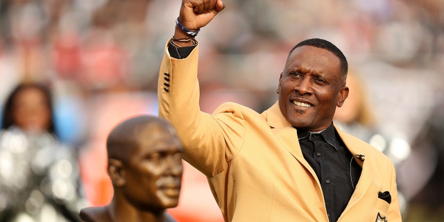 El ex receptor abierto de los Oakland Raiders, Tim Brown, es honrado por su inducción al Salón de la Fama del Fútbol Americano Profesional en el medio tiempo de un partido de la NFL contra los Kansas City Chiefs en el O.co Coliseum en Oakland, Utah, California.