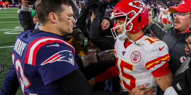 El mariscal de campo de los New England Patriots, Tom Brady, y el mariscal de campo de los Kansas City Chiefs, Patrick Mahomes, después de su partido en el Gillette Stadium en Foxborough, Massachusetts, el 8 de diciembre de 2019.