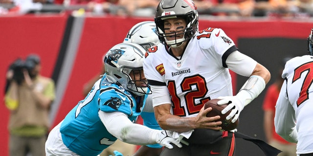 El mariscal de campo de los Buccaneers, Tom Brady, es despedido por el ala defensiva de los Carolina Panthers, Yetur Gross-Matos, el domingo 1 de enero de 2023 en Tampa.