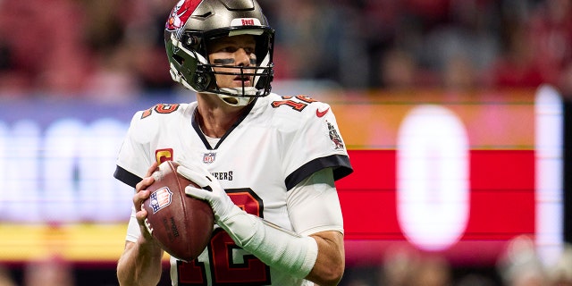 Tom Brady #12 de los Tampa Bay Buccaneers regresa para pasar contra los Atlanta Falcons durante la primera mitad en el Mercedes-Benz Stadium el 8 de enero de 2023 en Atlanta, Georgia.