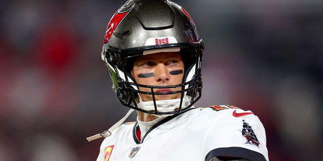 Tom Brady # 12 de los Tampa Bay Buccaneers se calienta antes de un juego contra los Dallas Cowboys durante el juego NFC Wild Card Playoff en el Estadio Raymond James el 16 de enero de 2023 en Tampa, Florida.