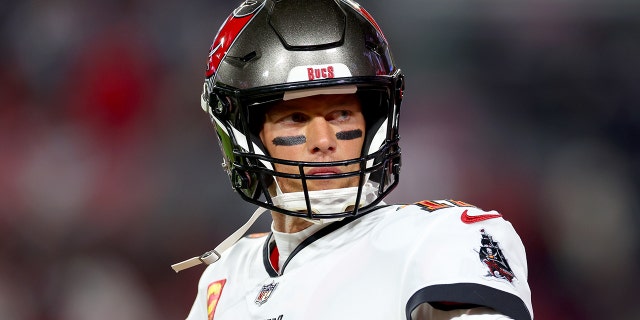 Tom Brady # 12 de los Tampa Bay Buccaneers se calienta antes de un juego contra los Dallas Cowboys durante el juego NFC Wild Card Playoff en el Estadio Raymond James el 16 de enero de 2023 en Tampa, Florida.