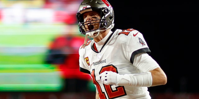 Tom Brady # 12 de los Tampa Bay Buccaneers se calienta antes de un juego contra los Dallas Cowboys durante el juego NFC Wild Card Playoff en el Estadio Raymond James el 16 de enero de 2023 en Tampa, Florida.