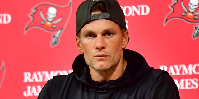 Tampa Bay Buccaneers # 12 Tom Brady habla con los medios después de perder ante los Dallas Cowboys 31-14 en el juego de playoffs NFC Wild Card en el Estadio Raymond James el 16 de enero de 2023 en Tampa, Florida.