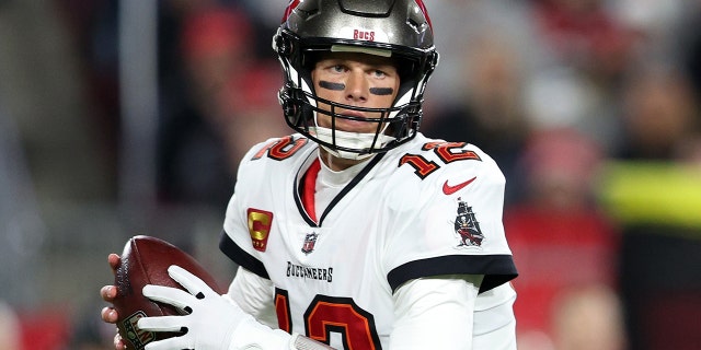 16 de enero de 2023;  Tampa, Florida, Estados Unidos;  El mariscal de campo de los Tampa Bay Buccaneers, Tom Brady (12), regresa para pasar contra los Dallas Cowboys en un juego de comodines en el Estadio Raymond James.