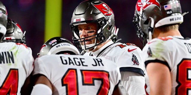 Tom Brady #12 de los Tampa Bay Buccaneers mira en el grupo contra los Dallas Cowboys durante la segunda mitad del partido de playoffs NFC Wild Card en el Estadio Raymond James el 16 de enero de 2023 en Tampa, Florida.