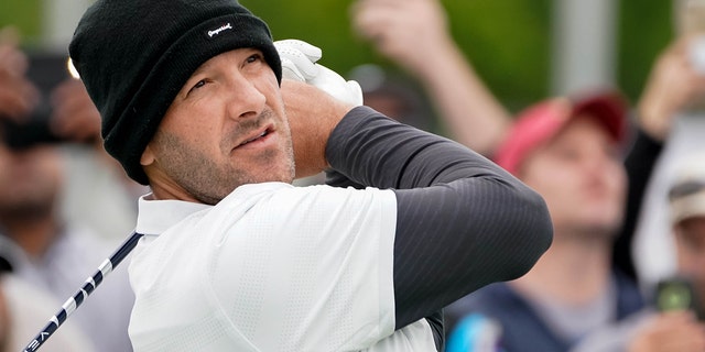 Tony Romo juega su tiro durante el Torneo de Golf AT and T Byron Nelson en el Trinity Forest Golf Club en Dallas el 10 de mayo de 2019.