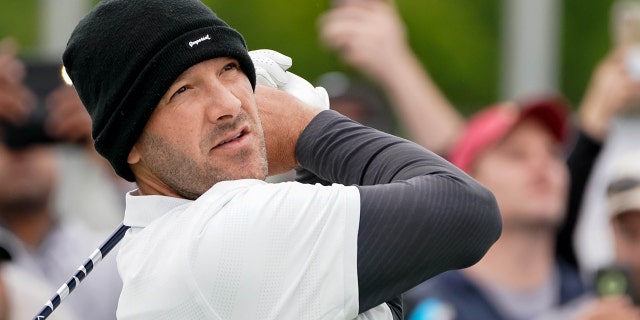 Tony Romo juega su tiro durante el Torneo de Golf AT and T Byron Nelson en el Trinity Forest Golf Club en Dallas el 10 de mayo de 2019.