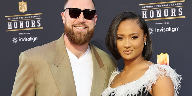 Travis Kelce y Kayla Nicole asisten a la 11.ª entrega anual de premios de la NFL en el Teatro de YouTube el 10 de febrero de 2022 en Inglewood, California.