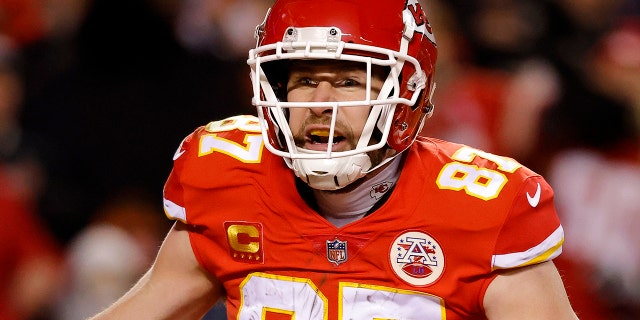 El No. 87 de los Kansas City Chiefs, Travis Kelce, celebra después de atrapar un pase para touchdown contra los Cincinnati Bengals durante el segundo cuarto del juego de campeonato de la AFC en el GEHA Field en el Arrowhead Stadium el 29 de enero de 2023 en Kansas City, Missouri.