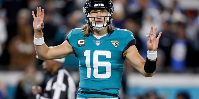 Trevor Lawrence de los Jacksonville Jaguars reacciona durante la segunda mitad de un juego contra Los Angeles Chargers en los Playoffs de la AFC en el TIAA Bank Field el 14 de enero de 2023 en Jacksonville, Florida.