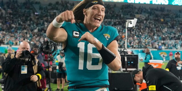 El mariscal de campo de los Jaguars, Trevor Lawrence, celebra después de derrotar a los Tennessee Titans, el sábado 7 de enero de 2023, en Jacksonville.