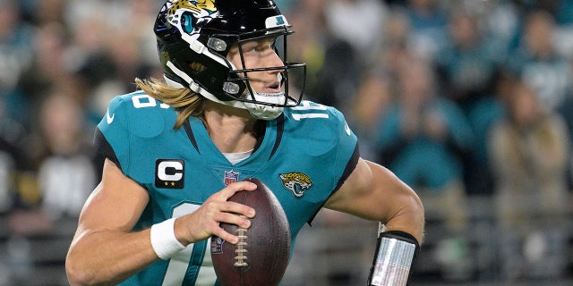 El mariscal de campo de los Jaguars, Trevor Lawrence, lucha contra los Tennessee Titans, el sábado 7 de enero de 2023 en Jacksonville.