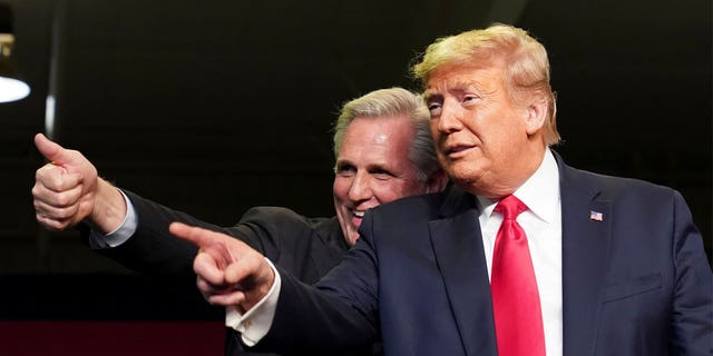 Le leader républicain de la Chambre Kevin McCarthy (R-CA) et Donald Trump réagissent à la foule alors qu'ils organisent un événement sur l'accessibilité à l'eau pour les fermes lors d'une visite à Bakersfield, Californie, le 19 février 2020.