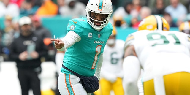 Tua Tagovailoa de los Dolphins da instrucciones durante el juego de los Green Bay Packers en el Hard Rock Stadium el 25 de diciembre de 2022 en Miami Gardens, Florida.