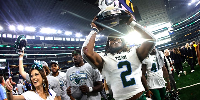 Dorian Williams #2 de Tulane Green Wave celebra después de la victoria del equipo sobre los USC Trojans en el Goodyear Cotton Bowl Classic el 2 de enero de 2023 en el AT&T Stadium en Arlington, Texas.