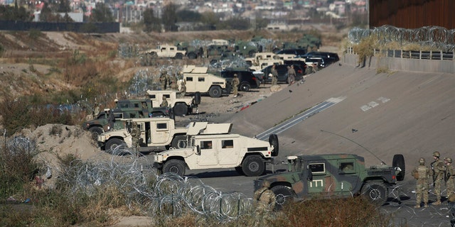 Penjaga militer AS di perbatasan El Paso dengan Meksiko, terlihat dari Ciudad Juarez, Meksiko, Selasa, 1 Desember 2018.  20,