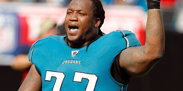 Uche Nwaneri #77 de los Jacksonville Jaguars celebra una victoria sobre los Denver Broncos después de la apertura de la temporada de la NFL en EverBank Field el 12 de septiembre de 2010 en Jacksonville, Florida.