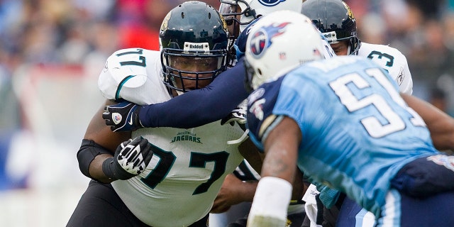 Uche Nwaneri #77 de los Jacksonville Jaguars en acción contra los Tennessee Titans en el LP Field el 5 de diciembre de 2010 en Nashville, Tennessee.