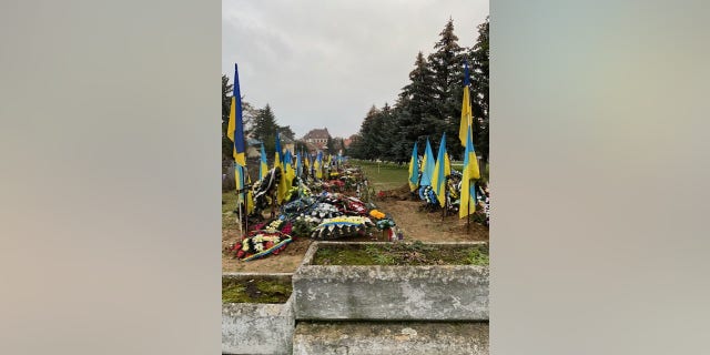 Kuburan baru di Uzhhrod, kota berpenduduk 120.000 di Ukraina barat. Ada banyak kuburan segar. Sisa-sisa 39 pria dari kota ini, berusia 21 hingga 54 tahun, tinggal di pemakaman ini, semuanya terbunuh sejak invasi Rusia pada Februari 2022.