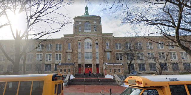 Volgens de New York Post werd Brett Schneider, de directeur van de Bronx Collaborative High School, gezien in een video die op 22 oktober 2022 op sociale media was geplaatst terwijl hij vocht met een tiener.