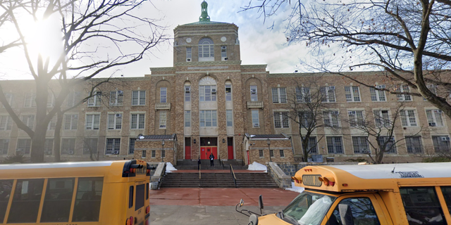 Volgens de New York Post werd Brett Schneider, de directeur van de Bronx Collaborative High School, gezien in een video die op 22 oktober 2022 op sociale media was geplaatst terwijl hij vocht met een tiener.